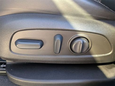 Used 2022 GMC Terrain SLT image 13