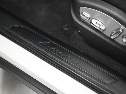 Used 2023 Porsche Macan image 22