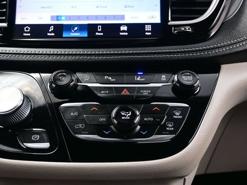Used 2022 Chrysler Pacifica Touring-L AWD/4WD image 24