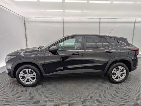 Used 2025 Chevrolet Trax LS image 3