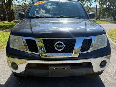 Used 2011 Nissan Frontier SV image 2