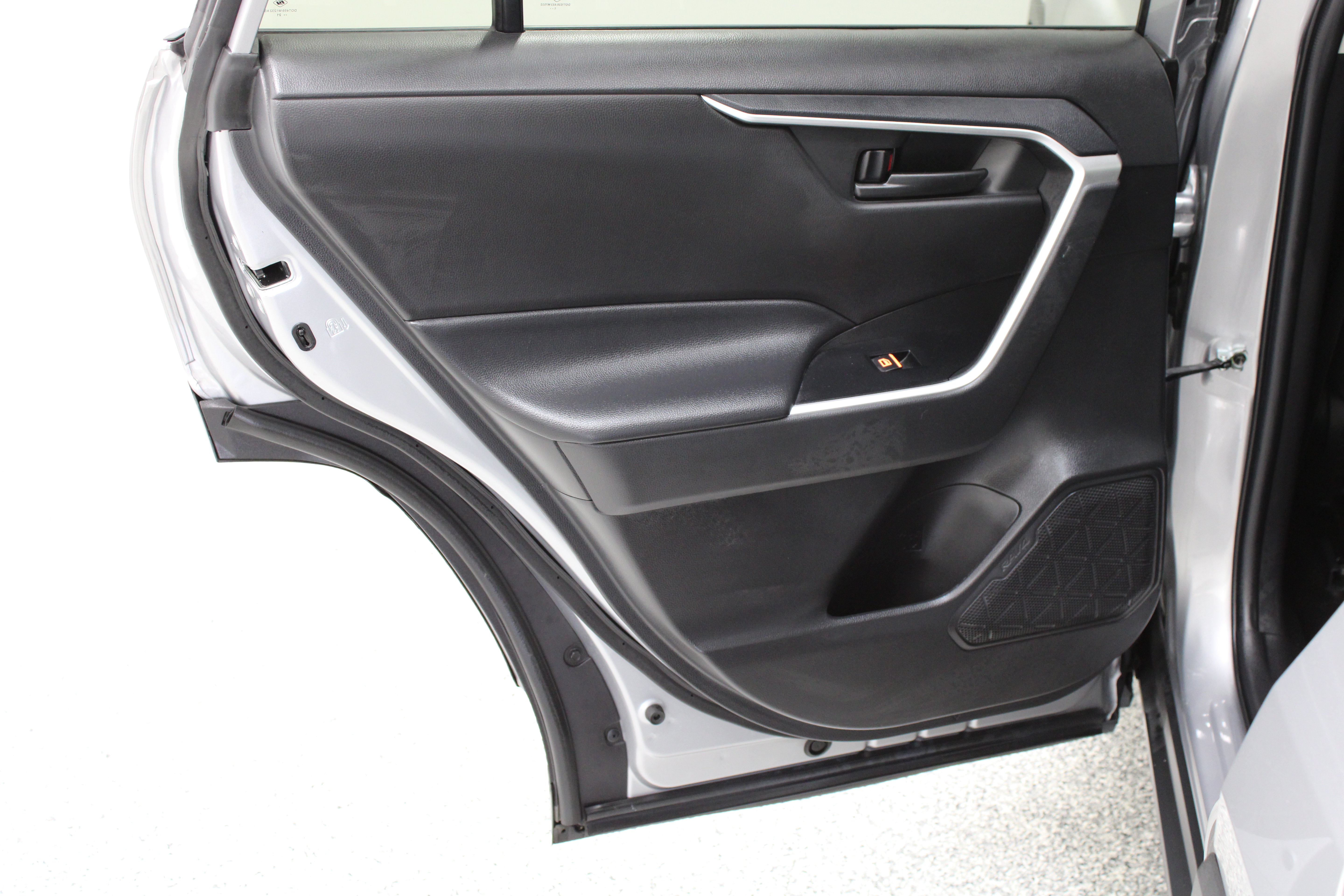Used 2021 Toyota RAV4 LE FWD image 18
