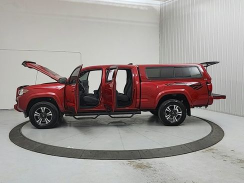 Used 2018 Toyota Tacoma TRD Sport image 12