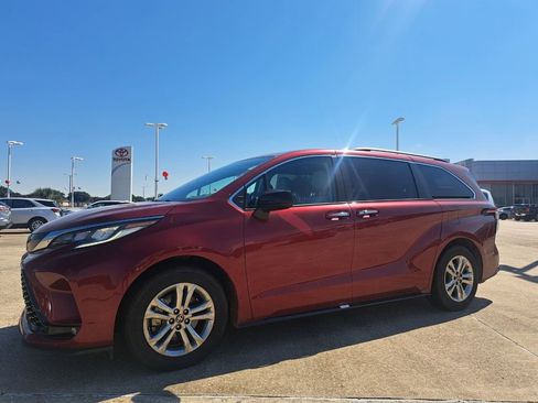 Used 2022 Toyota Sienna XSE AWD/4WD image 10