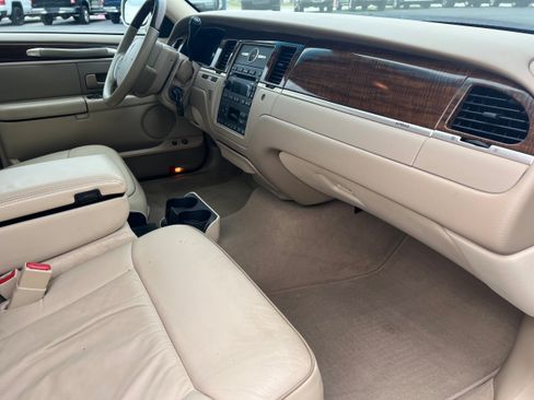 Used 2007 Lincoln Town Car Designer Series RWD image 12