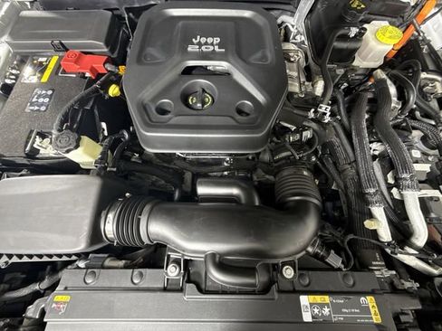 Used 2022 Jeep Wrangler Unlimited Sahara w/ Cold Weather Group image 28