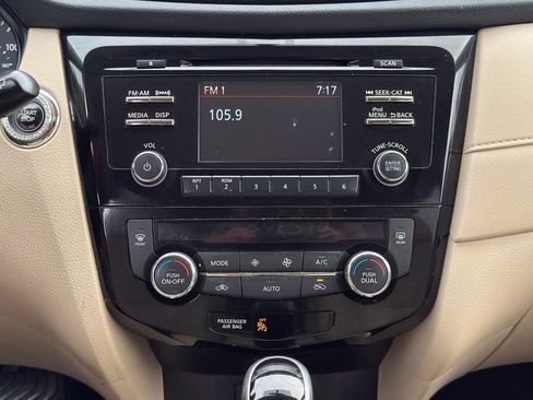 Used 2017 Nissan Rogue SV AWD/4WD image 25