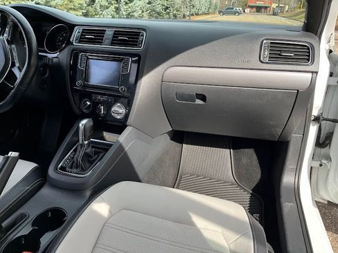 Used 2016 Volkswagen Jetta Sport image 41