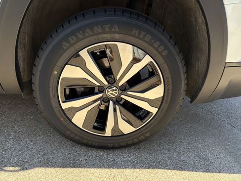 Used 2024 Volkswagen Atlas SE image 28