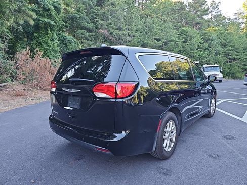 Used 2025 Chrysler Voyager LX FWD image 5