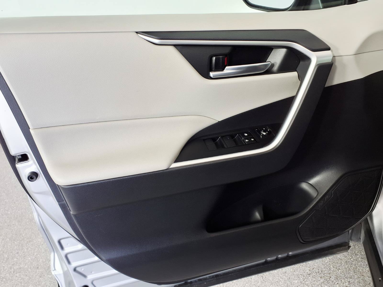 Used 2019 Toyota RAV4 XLE FWD image 16