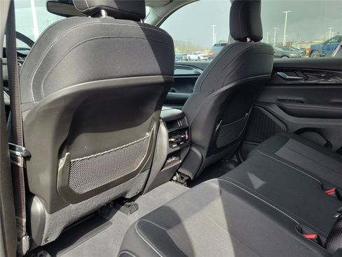 Used 2023 Jeep Grand Cherokee Laredo image 13