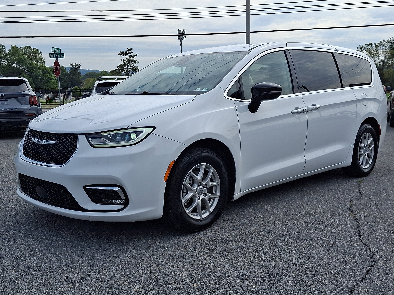 Used 2024 Chrysler Pacifica Touring-L FWD image 3