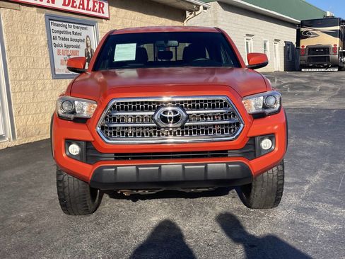 Used 2017 Toyota Tacoma TRD Off-Road image 3
