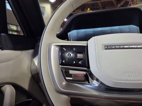 Used 2025 Land Rover Range Rover SV image 18