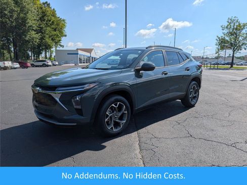 Used 2025 Chevrolet Trax LT FWD image 1