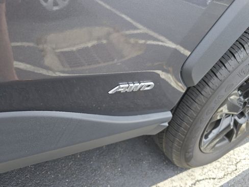 Used 2022 Toyota RAV4 LE AWD/4WD image 9