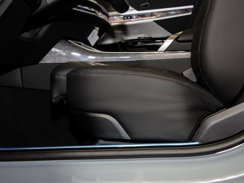 Used 2025 BMW 740i xDrive 740i xDrive w/ Premium Package image 16