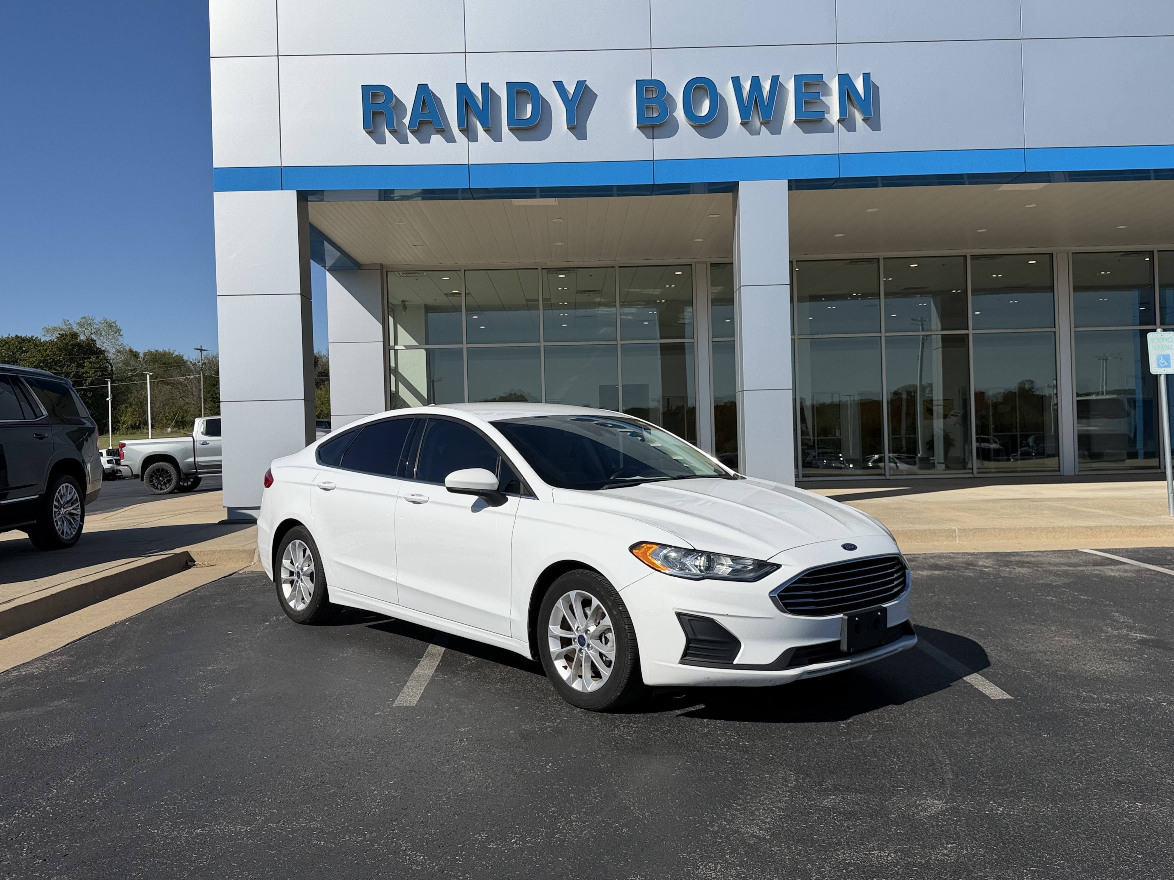 Used 2019 Ford Fusion SE FWD image 1