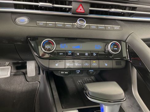 Used 2022 Hyundai Elantra Limited w/ Preferred Accessory Package image 33