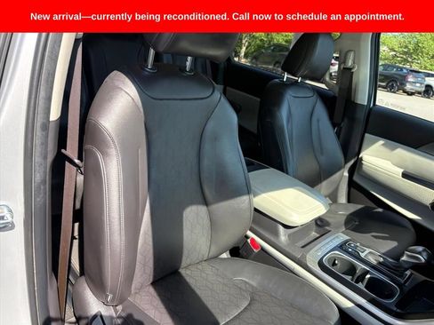 Used 2022 Kia Carnival LX FWD image 19