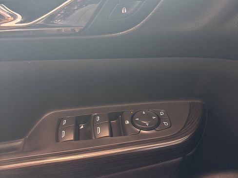 Used 2018 GMC Acadia SLT image 9