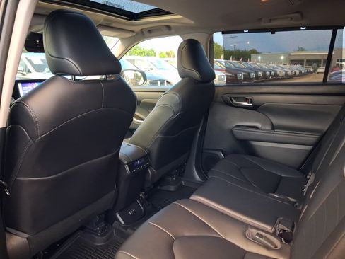 Used 2023 Toyota Highlander XLE FWD image 5