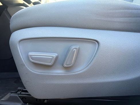 Used 2023 Toyota Highlander L image 17