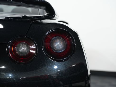 Used 2015 Nissan GT-R Premium image 18