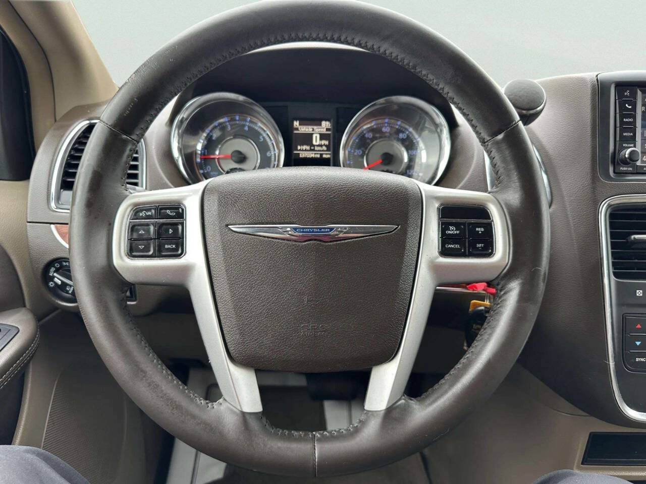 Used 2014 Chrysler Town & Country Touring FWD image 27