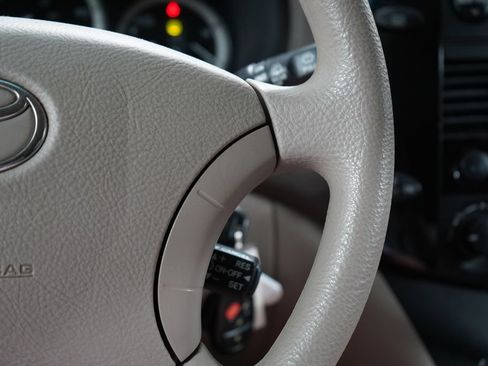 Used 2004 Toyota Sienna LE w/ LE Pkg 1 FWD image 18