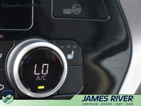 Used 2025 Toyota Highlander XLE image 38