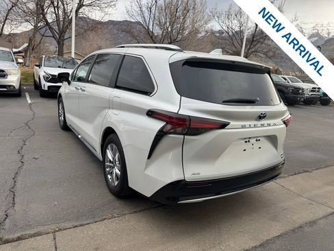 Used 2024 Toyota Sienna Limited image 5