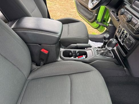 Used 2019 Jeep Wrangler Unlimited Sahara image 32