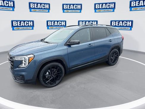 Used 2024 GMC Terrain SLE w/ Driver Convenience Package FWD image 4