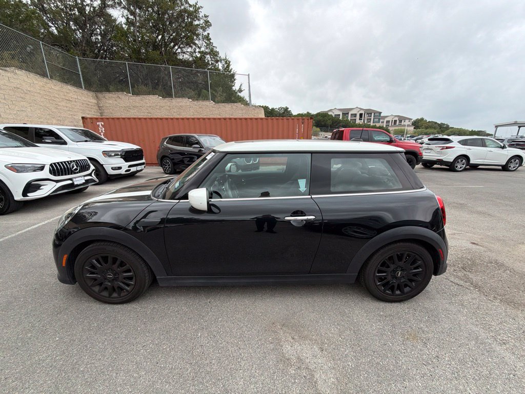 Used 2023 MINI Cooper 2-Door Hardtop w/ Signature Upholstery Package FWD image 2