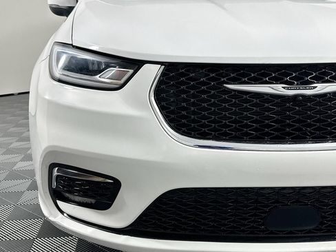 Used 2023 Chrysler Pacifica Touring image 6