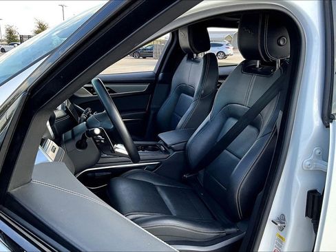 Used 2025 Jaguar F-PACE R-Dynamic S image 33