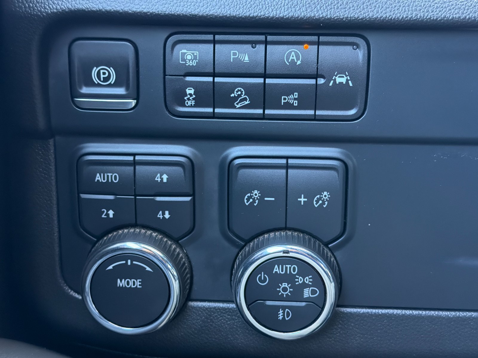 Used 2025 Chevrolet Suburban Z71 AWD/4WD image 34