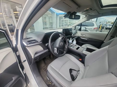 Used 2023 Toyota Sienna XLE w/ XLE Plus Package AWD/4WD image 11