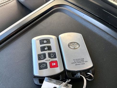 Used 2017 Toyota Sienna XLE image 14
