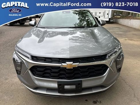 Used 2025 Chevrolet Trax LT w/ LT Convenience Package FWD image 10