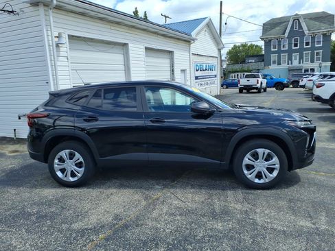 Used 2025 Chevrolet Trax LS FWD image 4