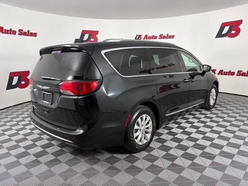 Used 2019 Chrysler Pacifica Touring-L FWD image 7