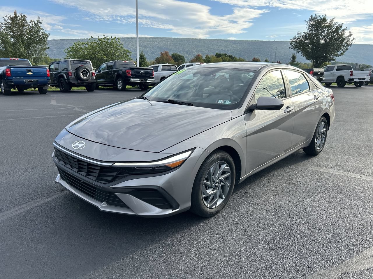 Used 2024 Hyundai Elantra SEL FWD image 3