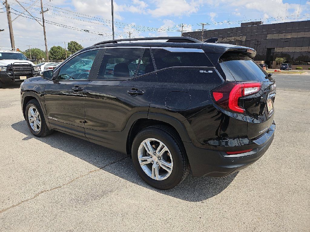 Used 2023 GMC Terrain SLE w/ Driver Convenience Package FWD image 4