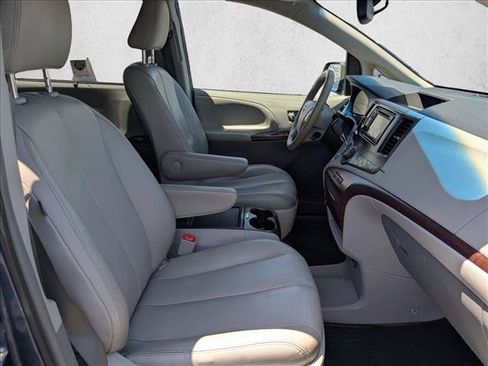 Used 2014 Toyota Sienna XLE FWD image 17