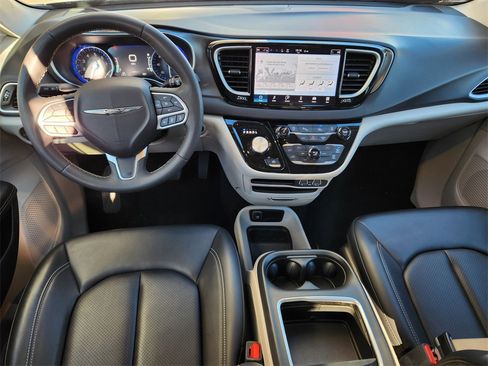Used 2024 Chrysler Pacifica Touring-L image 11