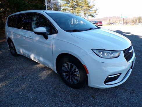 Used 2023 Chrysler Pacifica Touring-L image 6
