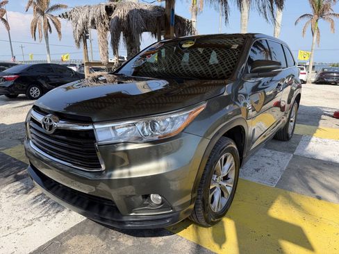 Used 2015 Toyota Highlander Plus FWD image 1